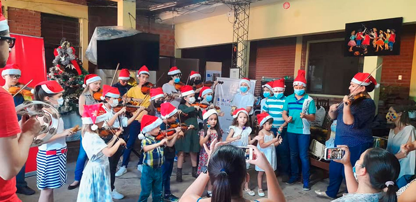 Rotary Club Sirari y Escuela de cuerdas Suzuki llevaron alegría a los abuelitos del hogar Dios nos ilumina por Navidad.